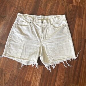 Old Navy White Jean Shorts for Women Waist:18 ” Rise: 12” Inseam:5 ”.
